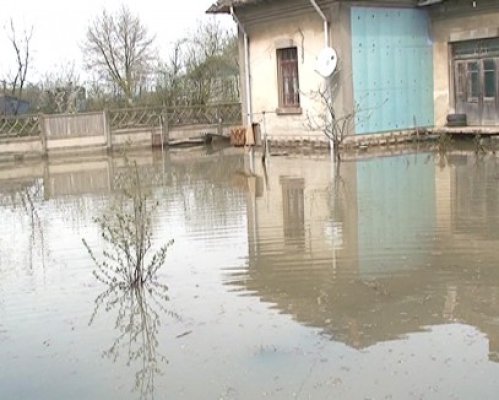 Bilanţul inundaţiilor: 800 hectare de teren agricol şi 61 de gospodării, afectate